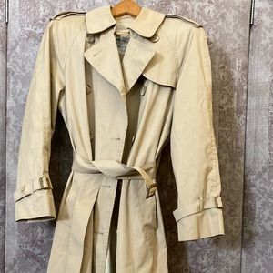 Women’s classic 10 London Fog trench coat like new